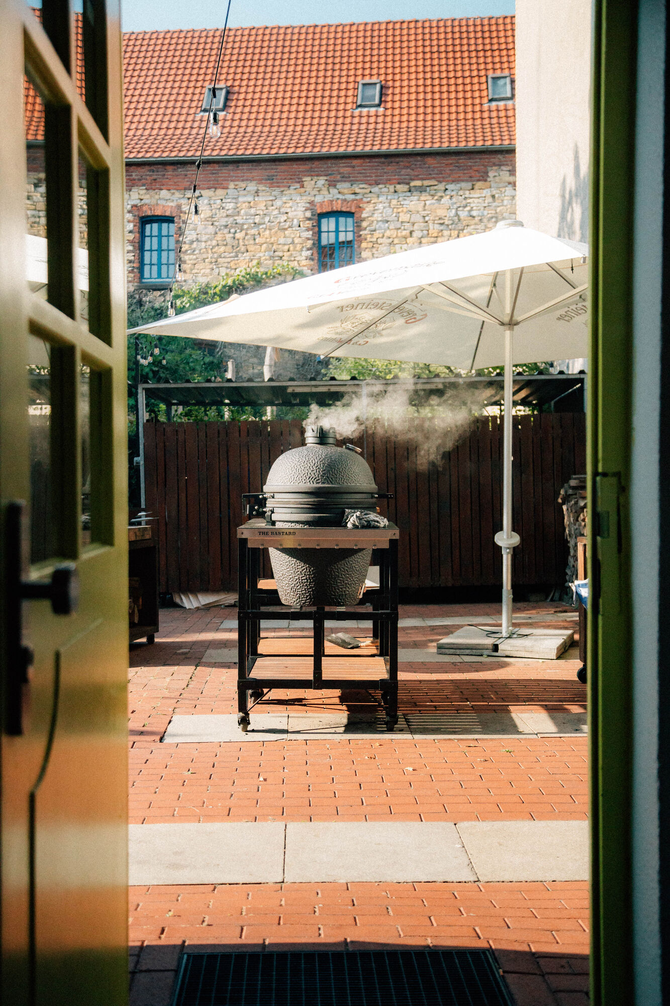 Backyard — Innenhof mit Grill