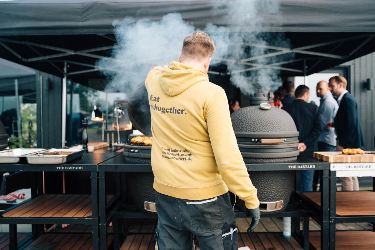 Koch am Kamado-Grill beim Eventkochen für ein Kundenincentive am British Yacht Club Dümmer