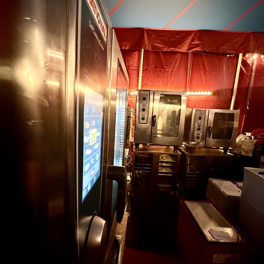 Mobile Großküche im Zirkuszelt des Zirkus Roncalli beim Sparkassen-Jubiläum