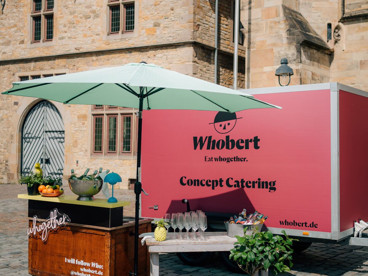 Cateringstand von Whobert Concept Catering vor dem Osnabrücker Rathaus