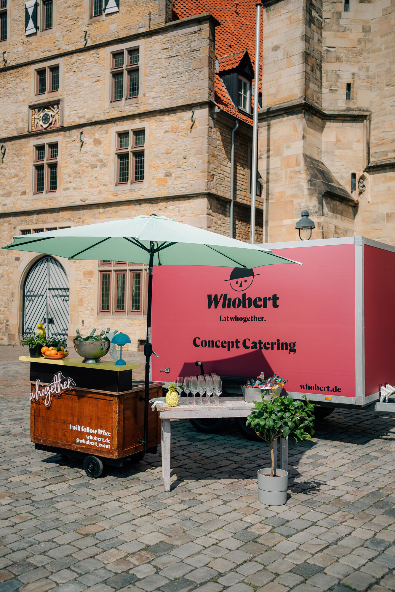 Cateringstand von Whobert Concept Catering vor dem Osnabrücker Rathaus