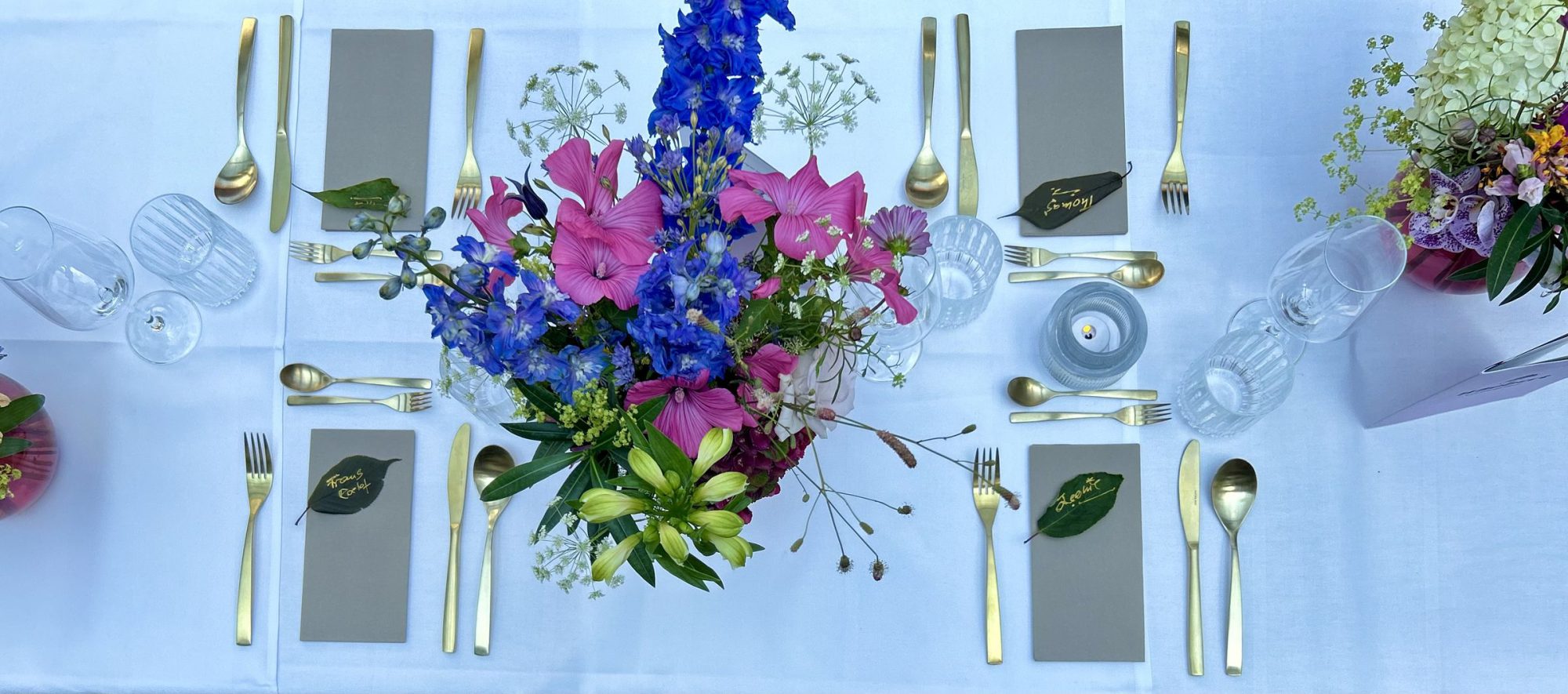 Gedeckte Hochzeitstafel von oben im Wintergarten am Whobert Restaurant