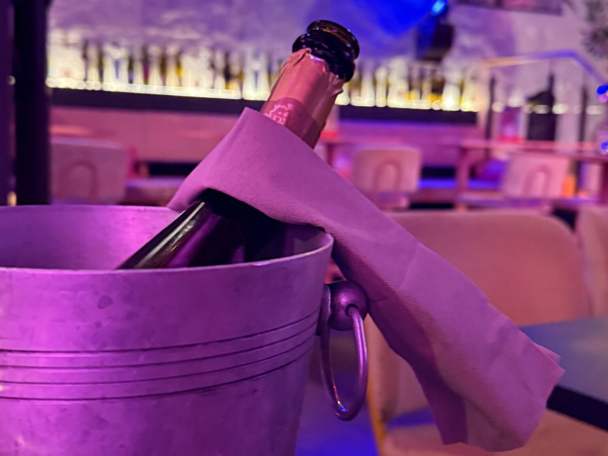 Bar im Studio Who bei einem Abendevent in blauem Licht