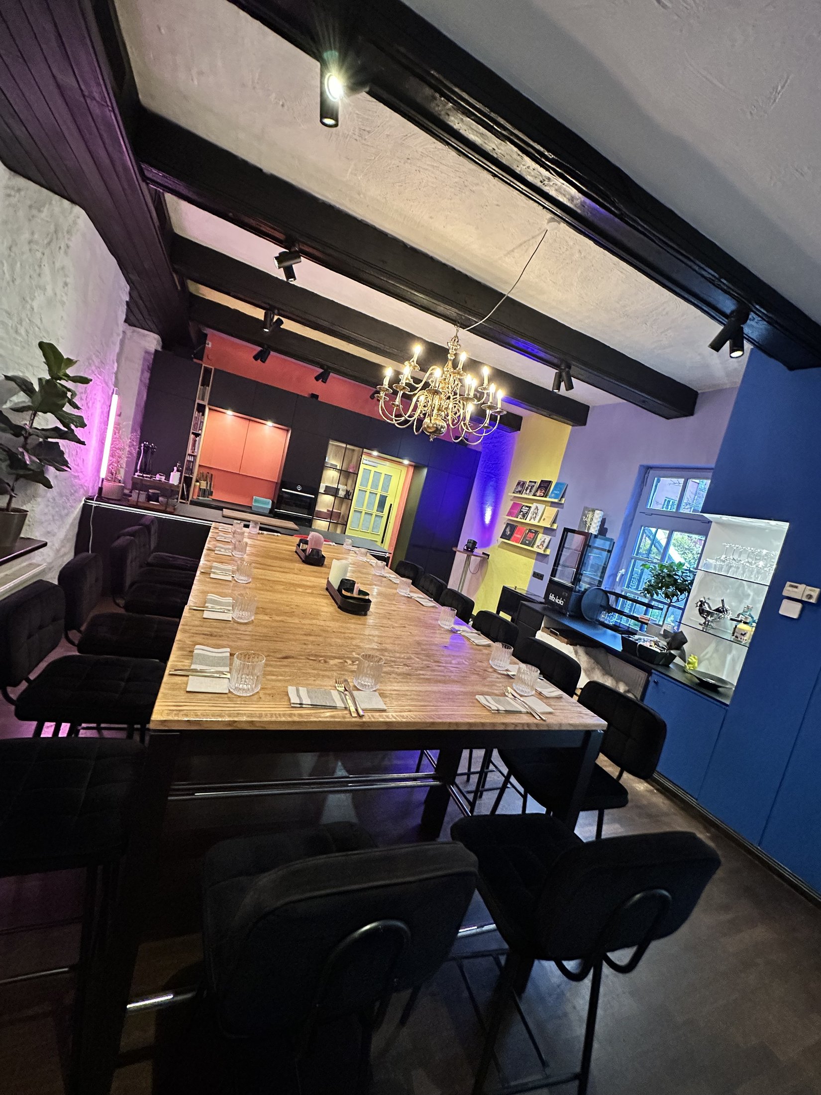 Bunter Saal — Kronleuchter über der Tafel