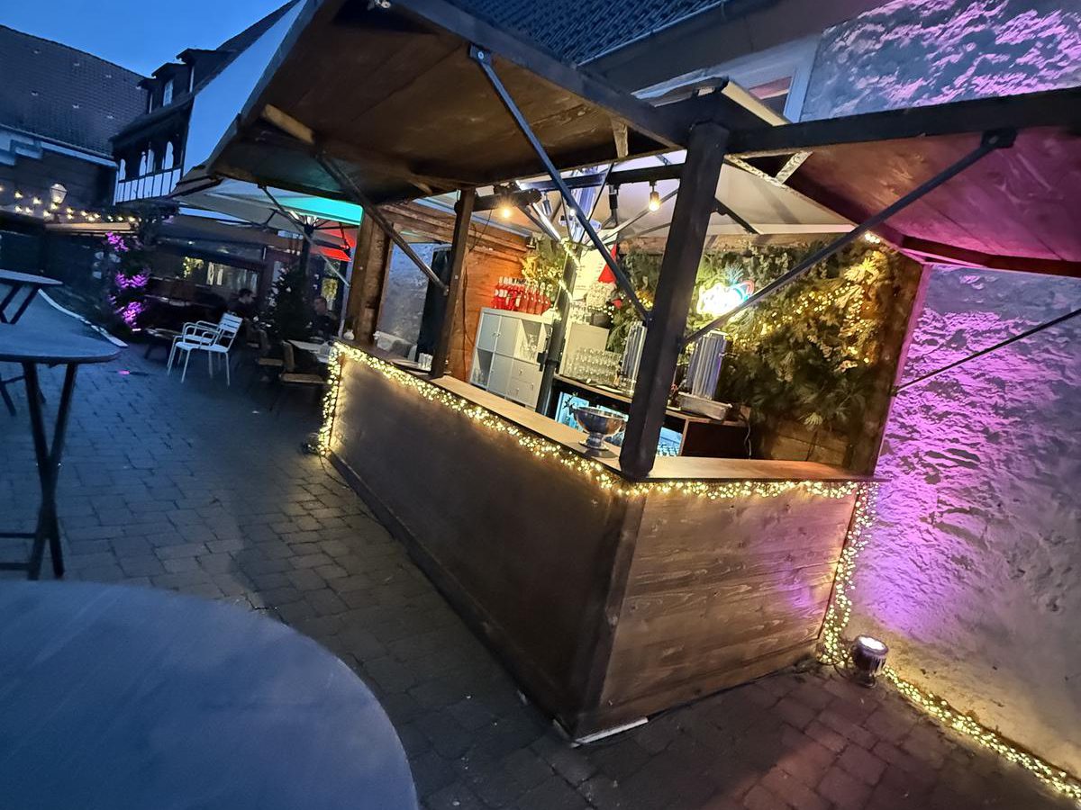 Weihnachtsmarktbude vor dem Whobert mit Lichterketten