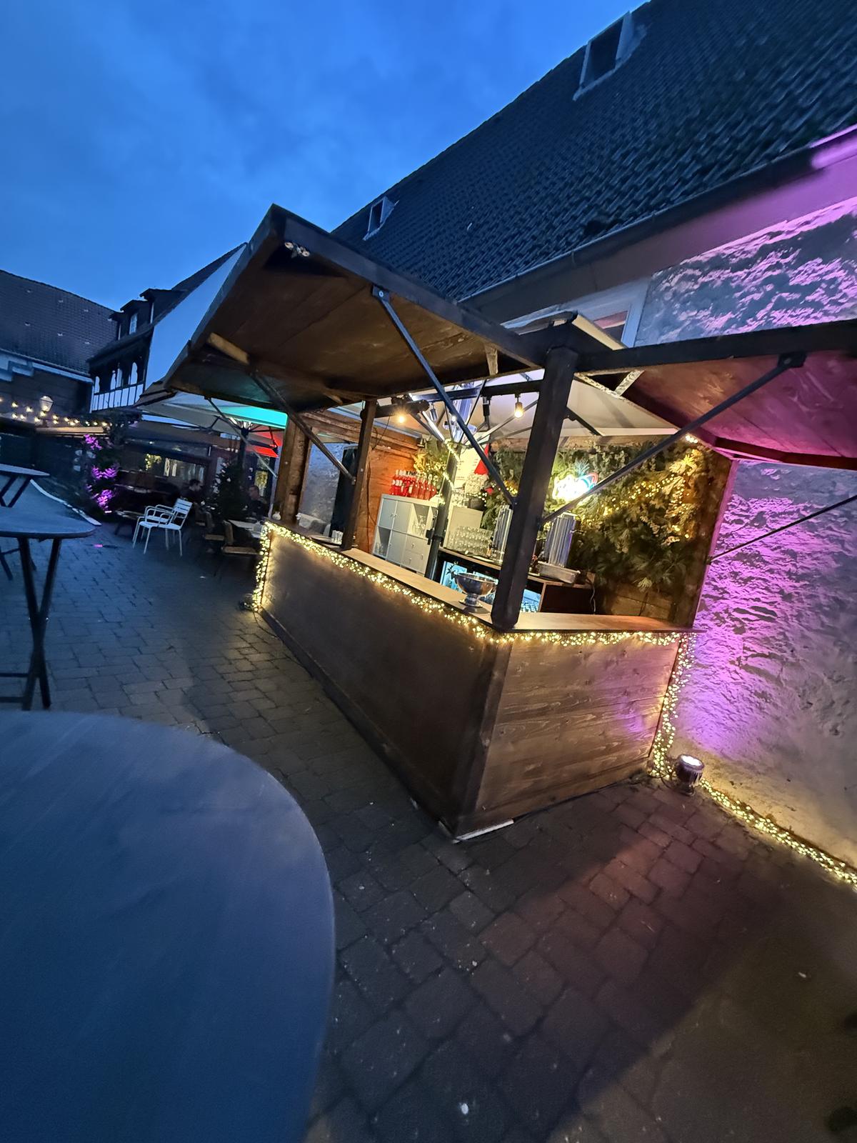 Weihnachtsmarktbude vor dem Whobert mit Lichterketten
