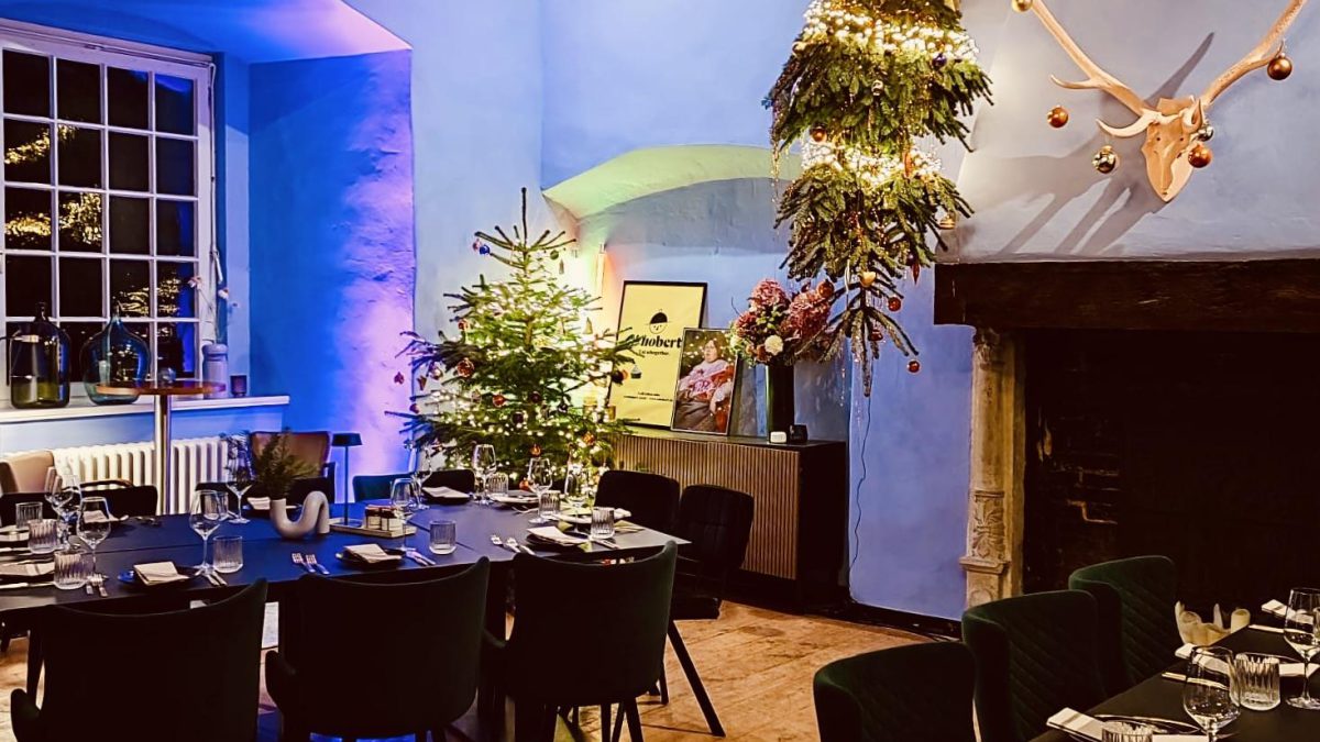 Weihnachtlich dekoriertes Whobert-Restaurant mit langer Tafel