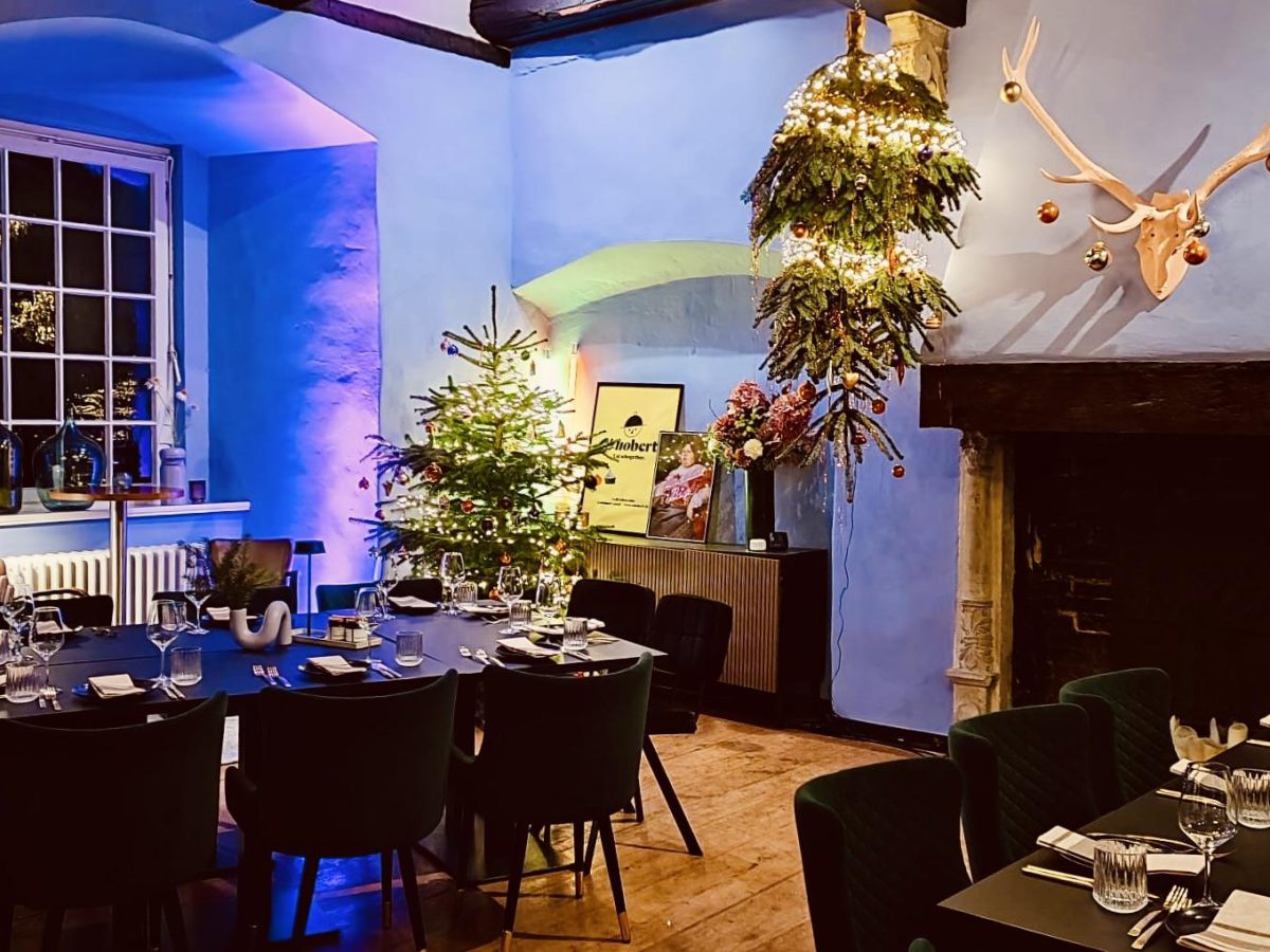 Weihnachtlich dekoriertes Whobert-Restaurant mit langer Tafel
