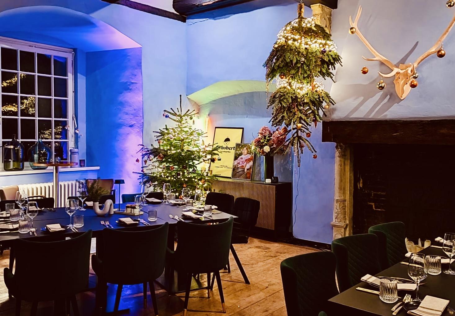 Weihnachtlich dekoriertes Whobert-Restaurant mit langer Tafel